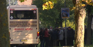 Putniki izlazu iz autobusa. (slika: ORF) Putniki izlazu iz autobusa. (slika: ORF)