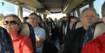 Exkursionsteilnehmer im Bus. (Bild: ORF)